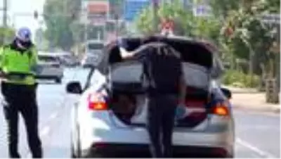 Kaymakam Fatih Ürkmezer trafik denetiminde sürücülerle bayramlaştı Kaymakam Fatih Ürkmezer trafik denetiminde sürücülerle bayramlaştı