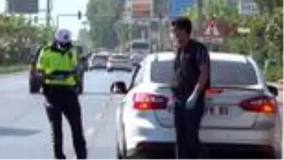 Kaymakam Fatih Ürkmezer trafik denetiminde sürücülerle bayramlaştı Kaymakam Fatih Ürkmezer trafik denetiminde sürücülerle bayramlaştı