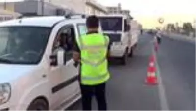 Kaymakam ilçe giriş noktasında araçları denetledi Kaymakam ilçe giriş noktasında araçları denetledi