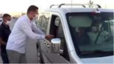 Kaymakam ilçe giriş noktasında araçları denetledi Kaymakam ilçe giriş noktasında araçları denetledi