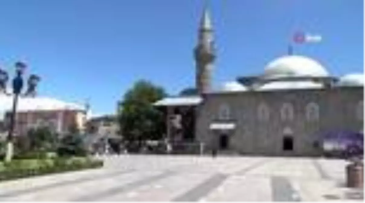 Kent meydanında bayram günü Cuma heyecanı