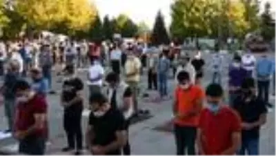 Kurban Bayramı namazı ve şehitlik ziyareti Kurban Bayramı namazı ve şehitlik ziyareti
