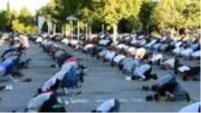 Kurban Bayramı namazı ve şehitlik ziyareti Kurban Bayramı namazı ve şehitlik ziyareti