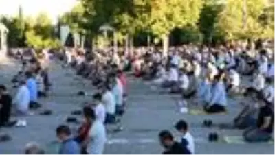 Kurban Bayramı namazı ve şehitlik ziyareti Kurban Bayramı namazı ve şehitlik ziyareti