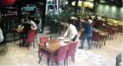 Restorana giren kurbanlık koçu garson yakaladı! O anlar güvenlik kameralarına yansıdı Restorana giren kurbanlık koçu garson yakaladı! O anlar güvenlik kameralarına yansıdı
