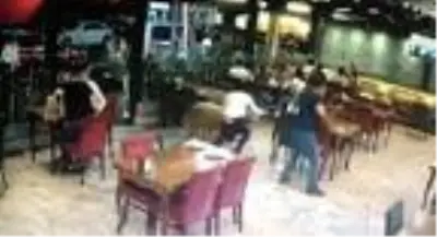 Restorana giren kurbanlık koçu garson yakaladı! O anlar güvenlik kameralarına yansıdı Restorana giren kurbanlık koçu garson yakaladı! O anlar güvenlik kameralarına yansıdı