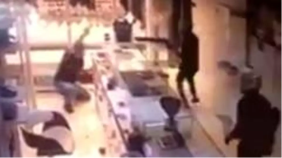 Mersin'deki kuyumcuya silahlı saldırı kamerada