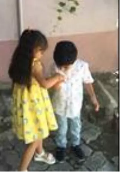 Miniklerin bayramlaşması güldürdü Miniklerin bayramlaşması güldürdü