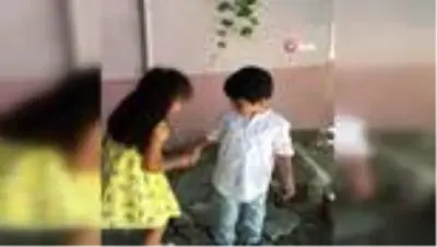 Miniklerin bayramlaşması güldürdü Miniklerin bayramlaşması güldürdü