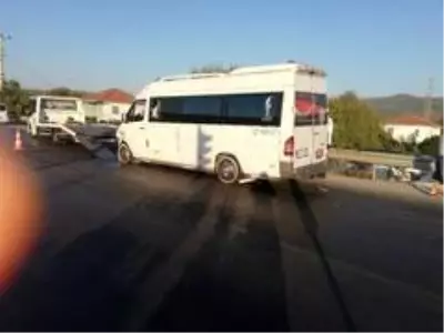 Otomobil ile minibüs çarpıştı 5 yaralı