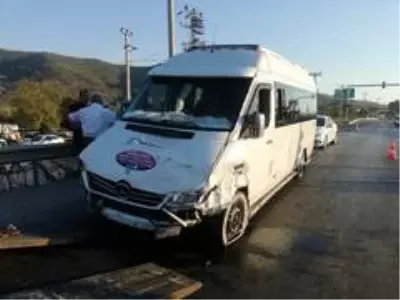 Otomobil ile minibüs çarpıştı 5 yaralı