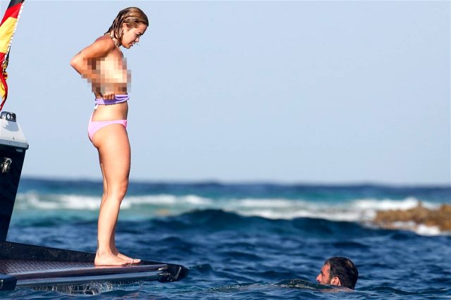 Rita Ora, arkadaşlarıyla tekne keyfi yaparken bikinisinin azizliğine uğradı