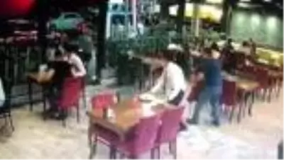 Sahibinin elinden kaçan kurbanlık koçun restorana girme anı kamerada Sahibinin elinden kaçan kurbanlık koçun restorana girme anı kamerada