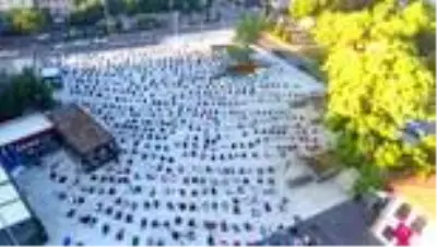 Seccadesini alan bayram namazı için Zafer Kent Meydanı'na koştu Seccadesini alan bayram namazı için Zafer Kent Meydanı'na koştu