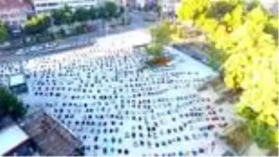 Seccadesini alan bayram namazı için Zafer Kent Meydanı'na koştu Seccadesini alan bayram namazı için Zafer Kent Meydanı'na koştu