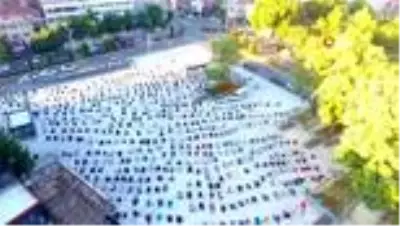 Seccadesini alan bayram namazı için Zafer Kent Meydanı'na koştu Seccadesini alan bayram namazı için Zafer Kent Meydanı'na koştu