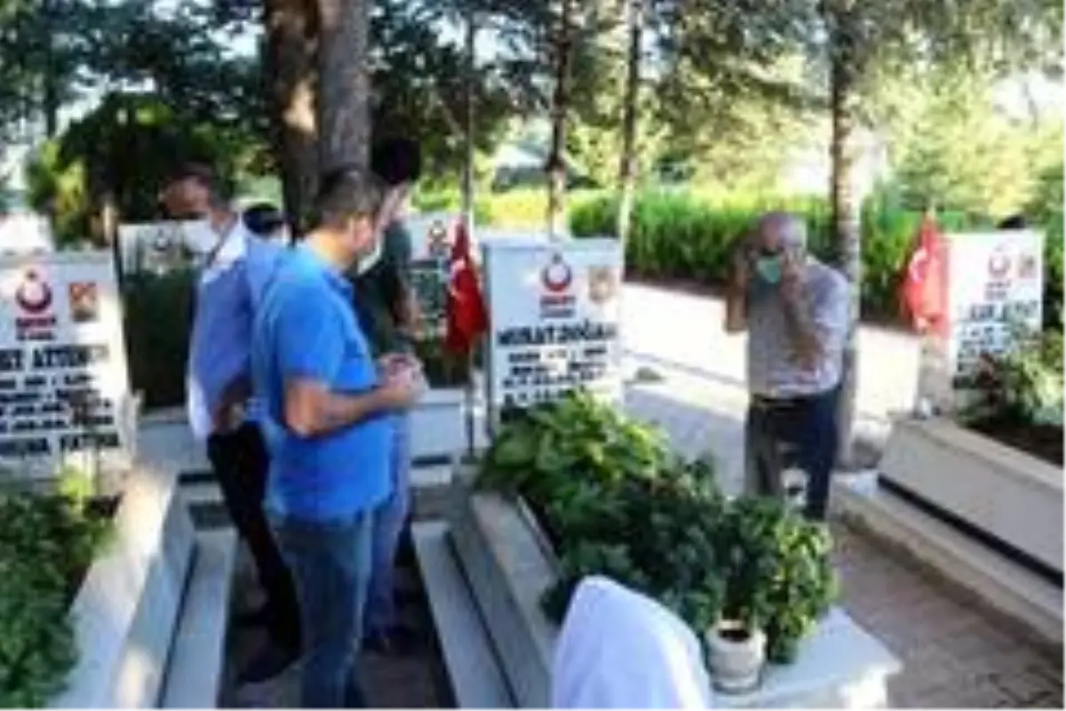 Şehitlikte buruk bayramlaşma