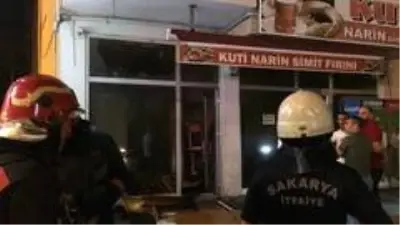 Simit fırınında çıkan yangın mahalleliyi sokağa döktü Simit fırınında çıkan yangın mahalleliyi sokağa döktü
