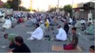 Sınırın sıfır noktasında sosyal mesafeli bayram namazı Sınırın sıfır noktasında sosyal mesafeli bayram namazı