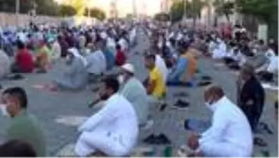 Sınırın sıfır noktasında sosyal mesafeli bayram namazı Sınırın sıfır noktasında sosyal mesafeli bayram namazı