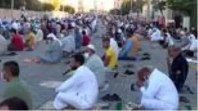 Sınırın sıfır noktasında sosyal mesafeli bayram namazı Sınırın sıfır noktasında sosyal mesafeli bayram namazı