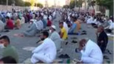 Sınırın sıfır noktasında sosyal mesafeli bayram namazı Sınırın sıfır noktasında sosyal mesafeli bayram namazı