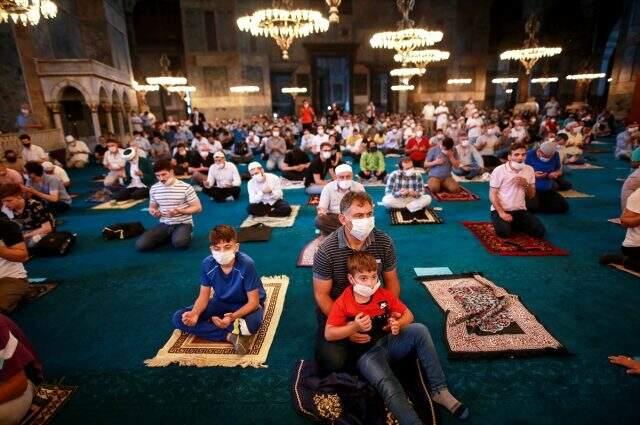 Son Dakika: Ayasofya Camii'nde 86 yıl sonra ilk bayram namazı kılındı Son Dakika: Ayasofya Camii'nde 86 yıl sonra ilk bayram namazı kılındı