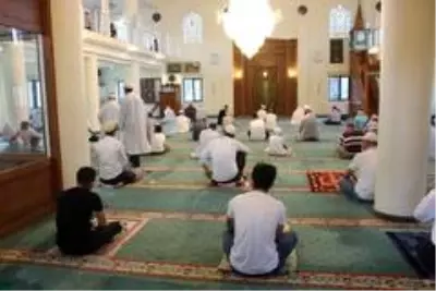 Sosyal mesafeli bayram namazı Sosyal mesafeli bayram namazı
