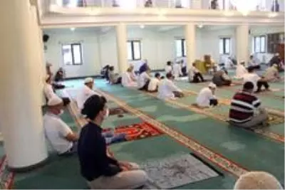 Sosyal mesafeli bayram namazı Sosyal mesafeli bayram namazı