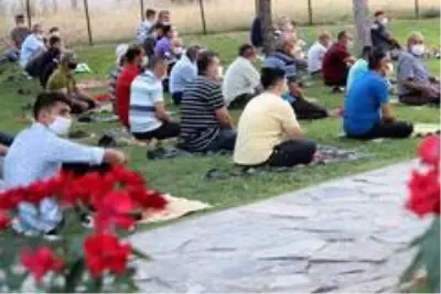 Sosyal mesafeli bayram namazı Sosyal mesafeli bayram namazı