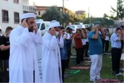 Sosyal mesafeli bayram namazı Sosyal mesafeli bayram namazı