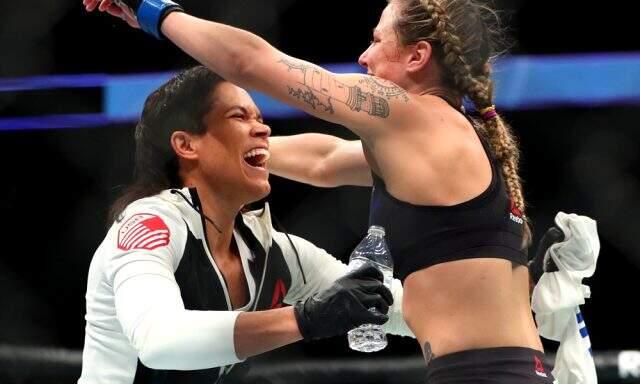Tarihin ilk eşcinsel şampiyonu olan Amanda Nunes, 8 aylık hamile eşiyle boks antrenmanı yaptı Tarihin ilk eşcinsel şampiyonu olan Amanda Nunes, 8 aylık hamile eşiyle boks antrenmanı yaptı