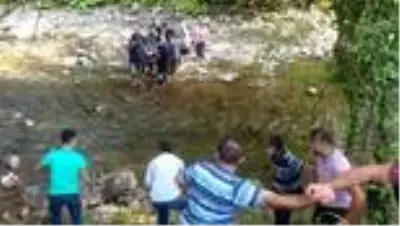 Tarım aracı dere yatağına devrildi: 3 yaralı - DÜZCE Tarım aracı dere yatağına devrildi: 3 yaralı - DÜZCE