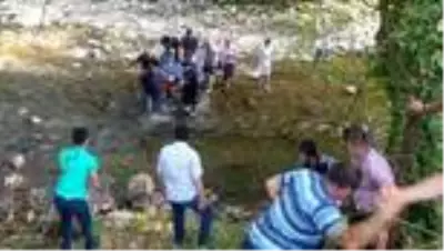 Tarım aracı dere yatağına devrildi: 3 yaralı - DÜZCE Tarım aracı dere yatağına devrildi: 3 yaralı - DÜZCE