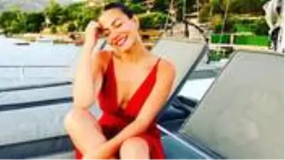 Ünlü oyuncu Demet Özdemir'in makyajsız fotoğrafı, yorum yağmuruna tutuldu Ünlü oyuncu Demet Özdemir'in makyajsız fotoğrafı, yorum yağmuruna tutuldu