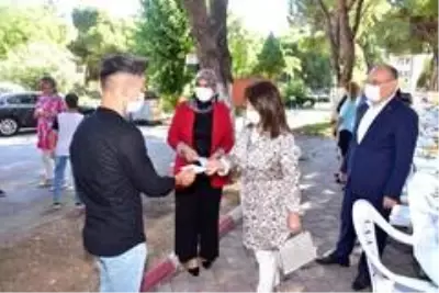 Vali Karadeniz eşiyle birlikte bayram ziyaretleri yaptı Vali Karadeniz eşiyle birlikte bayram ziyaretleri yaptı