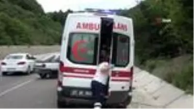 2 aracın çarpışması sonucu 4 kişi hafif yaralandı 2 aracın çarpışması sonucu 4 kişi hafif yaralandı