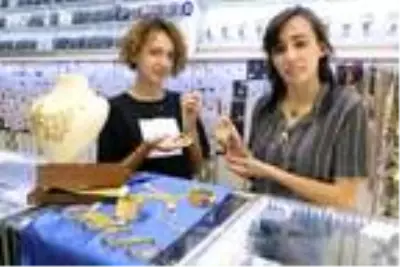 Altın fiyatlarının yükselmesiyle altın kaplamalı gümüş takılara talep arttı Altın fiyatlarının yükselmesiyle altın kaplamalı gümüş takılara talep arttı