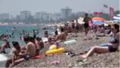 ANTALYA Sıcaktan bunalan soluğu sahilde aldı ANTALYA Sıcaktan bunalan soluğu sahilde aldı