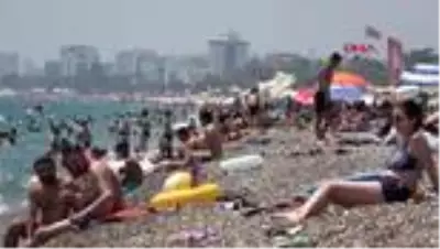 ANTALYA Sıcaktan bunalan soluğu sahilde aldı ANTALYA Sıcaktan bunalan soluğu sahilde aldı