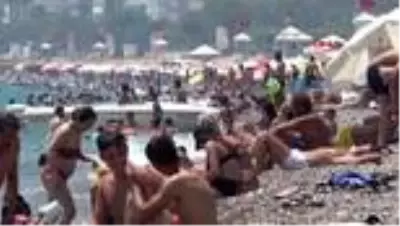 ANTALYA Sıcaktan bunalan soluğu sahilde aldı ANTALYA Sıcaktan bunalan soluğu sahilde aldı