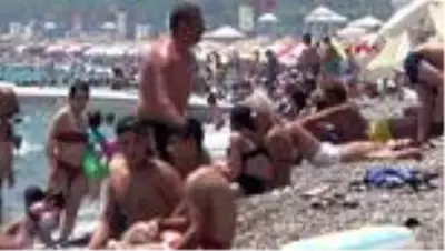 ANTALYA Sıcaktan bunalan soluğu sahilde aldı ANTALYA Sıcaktan bunalan soluğu sahilde aldı
