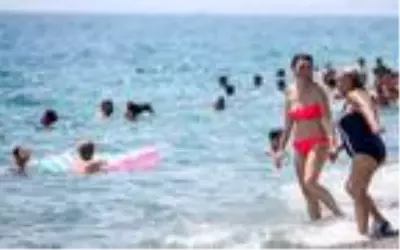 Antalyalılar, Konyaaltı Sahili'ni doldurdu Antalyalılar, Konyaaltı Sahili'ni doldurdu