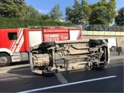Arızalanıp yol kenarına çekilen araca otomobil çarptı: 3 yaralı Arızalanıp yol kenarına çekilen araca otomobil çarptı: 3 yaralı