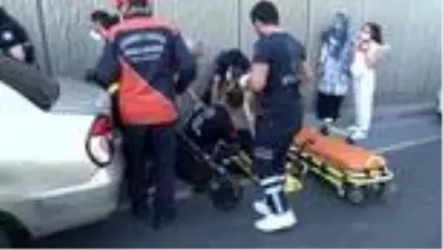 Arızalanıp yol kenarına çekilen araca otomobil çarptı : 3 yaralı Arızalanıp yol kenarına çekilen araca otomobil çarptı : 3 yaralı