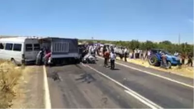 Şanlıurfa'da yolcu minibüsü ile kamyonet çarpıştı: 2'si ağır 15 kişi yaralandı Şanlıurfa'da yolcu minibüsü ile kamyonet çarpıştı: 2'si ağır 15 kişi yaralandı