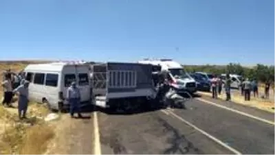 Şanlıurfa'da yolcu minibüsü ile kamyonet çarpıştı: 2'si ağır 15 kişi yaralandı Şanlıurfa'da yolcu minibüsü ile kamyonet çarpıştı: 2'si ağır 15 kişi yaralandı