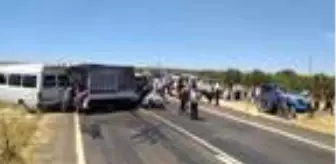 Bozova: Bayram ziyaretinden dönenlerin taşındığı minibüs ile kamyonet çarpıştı: 15 yaralı Bozova: Bayram ziyaretinden dönenlerin taşındığı minibüs ile kamyonet çarpıştı: 15 yaralı