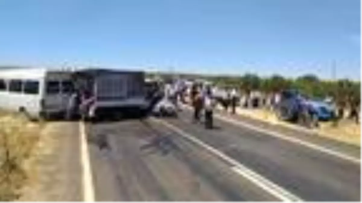 Bayram ziyaretinden dönenlerin taşındığı minibüs ile kamyonet çarpıştı: 15 yaralı