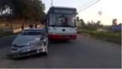 Belediye otobüsü ile otomobil çarpıştı: 2 yaralı Belediye otobüsü ile otomobil çarpıştı: 2 yaralı